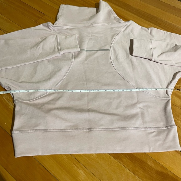 New balance size S light pink cropped light weight sweater. - Picture 9 of 12